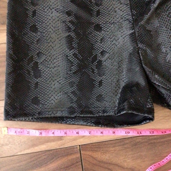SHEIN Curve High Waist Snakeskin Print Shorts - Picture 3 of 11